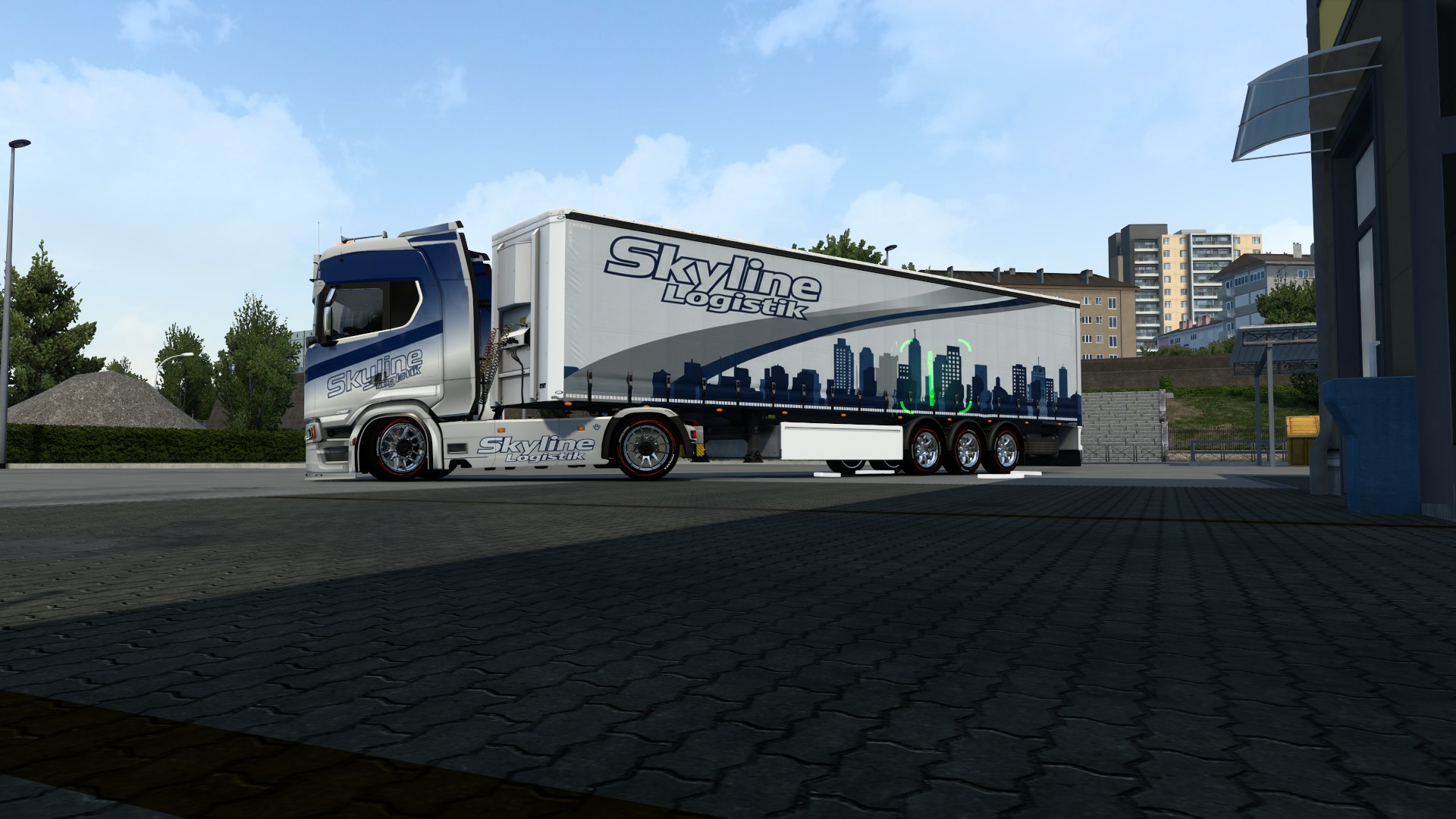 Skyline Logistik Truck von der Seite mit weißem Auflieger